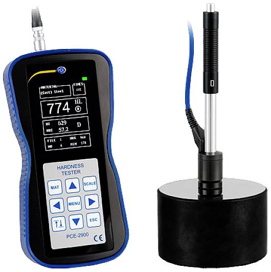 Un appareil de mesure de dureté portable avec affichage numérique indique la valeur de mesure '774'. À côté, une sonde de mesure sur un échantillon de test.