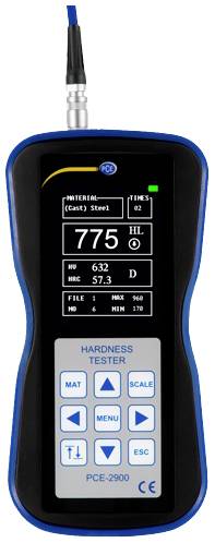 Un appareil portable de mesure de dureté avec affichage numérique indique une dureté de 775 pour l'acier. Des touches pour le menu, l'échelle et les paramètres sont visibles.