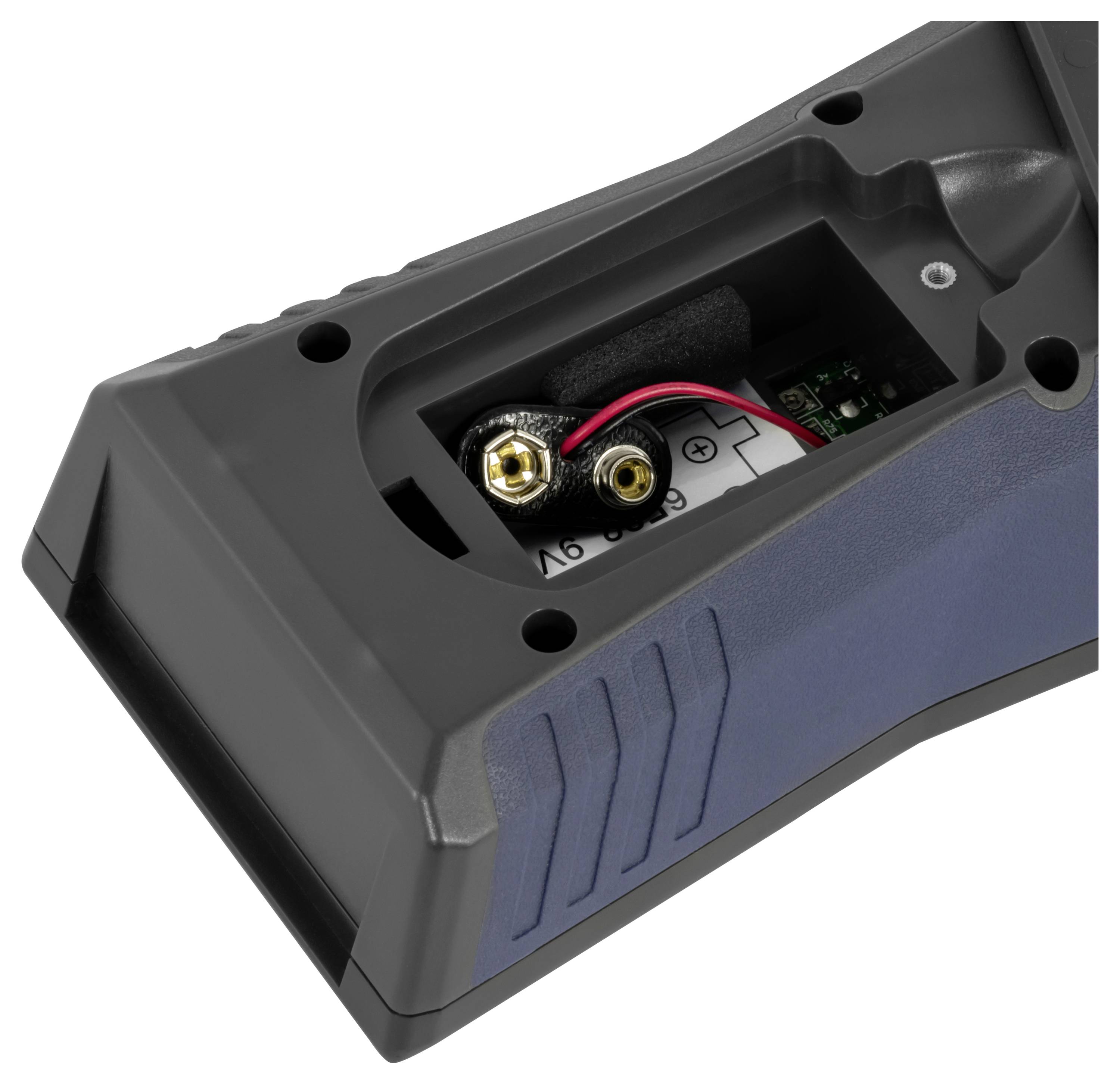 Ouverture du compartiment à batterie sur un appareil portatif, montrant un connecteur de batterie 9V, le câblage et la circuiterie interne.