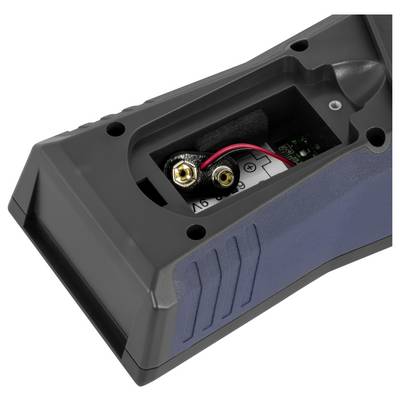 Ouverture du compartiment à batterie sur un appareil portatif, montrant un connecteur de batterie 9V, le câblage et la circuiterie interne.