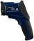 Un thermomètre infrarouge bleu-noir avec double laser. Les marquages indiquent le fabricant et le modèle PCE-984.