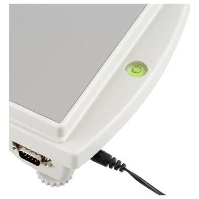 Gros plan d'un appareil électronique blanc avec un indicateur d'alimentation vert, un câble connecté et un port série dans le coin.