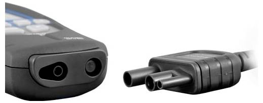 Gros plan d'un câble de connecteur électronique noir : une extrémité a deux ports ronds, l'autre a une fiche à trois broches.