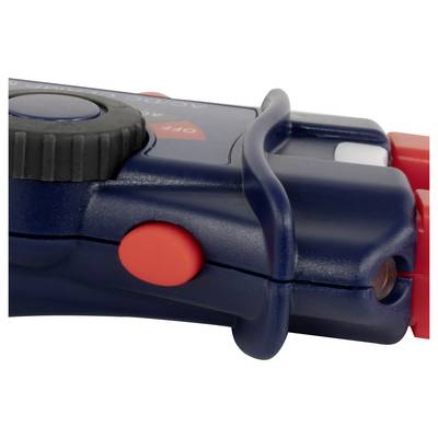 Gros plan d'un manche de lampe de poche ou d'outil en plastique bleu et rouge avec un bouton noir côtelé et un bouton rouge, isolé sur fond blanc.