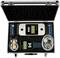 Une valise ouverte montre des instruments de mesure précis et leurs accessoires. Deux appareils portatifs avec affichages numériques, câbles et pièces métalliques sont visibles.