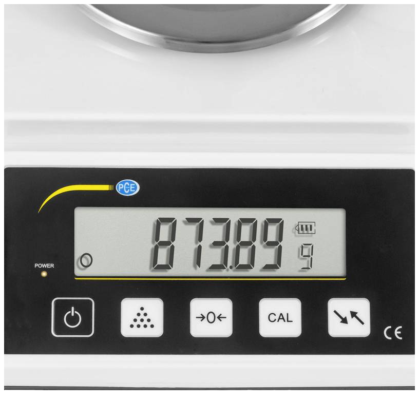 Balance électronique avec un affichage indiquant '873,89 g'. En dessous, des touches sont présentes : Marche/Arrêt, Calibrage et Navigation.