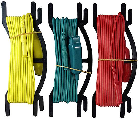 Trois câbles électriques enroulés en jaune, vert et rouge, chacun maintenu par des bandes élastiques et fixés sur des bobines noires.