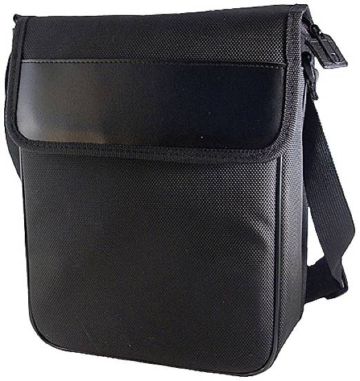 Un sac bandoulière en tissu noir avec une bandoulière réglable et un rabat.