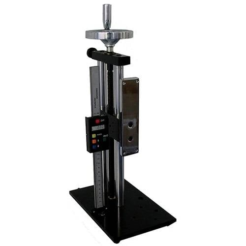 Dynamomètre de force verticale sur support avec plaque métallique et hauteur réglable, utilisé pour mesurer la force de poussée ou de traction.