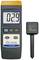 L'affichage numérique du testeur EMF indique 0,29 mGauss. L'appareil mesure le rayonnement du champ électromagnétique à l'aide d'une sonde triaxiale.