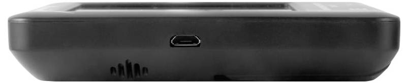 Appareil électronique rectangulaire noir vu de face, avec un port centré et de petites fentes de ventilation en bas à gauche.