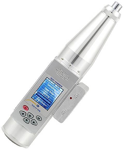 Un dispositif portable de test avec écran et touches pour mesurer les propriétés des matériaux. Affiche les valeurs de mesure sur un écran numérique.