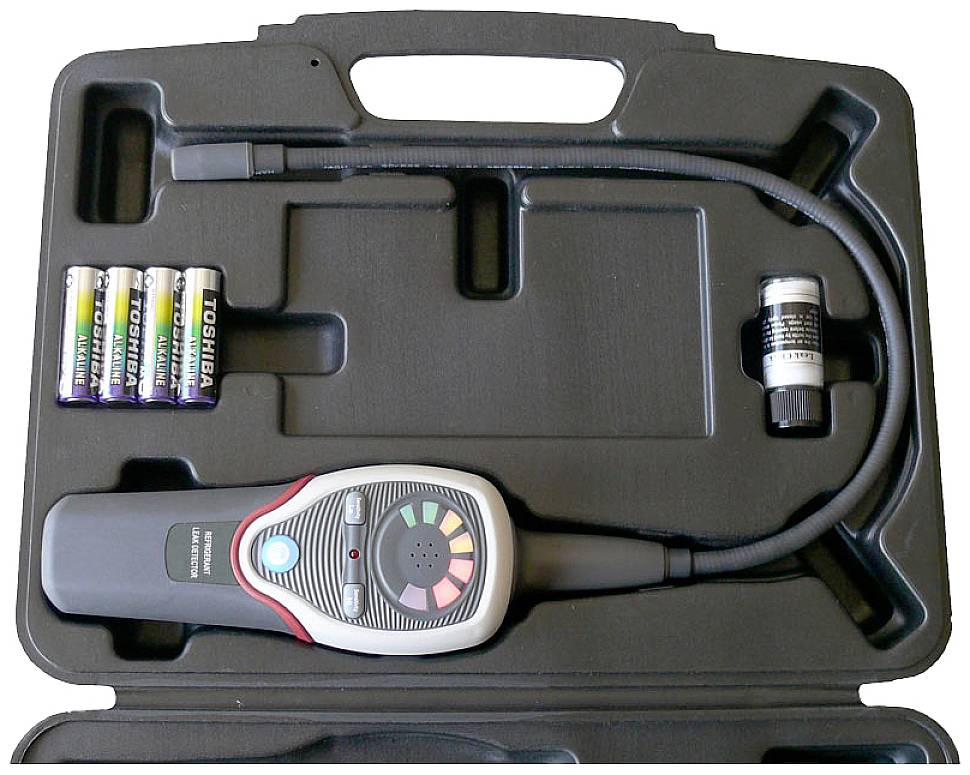 'Ensemble de caméra d'inspection dans un étui noir. Comprend une caméra avec un col de cygne flexible, des batteries et des accessoires.'