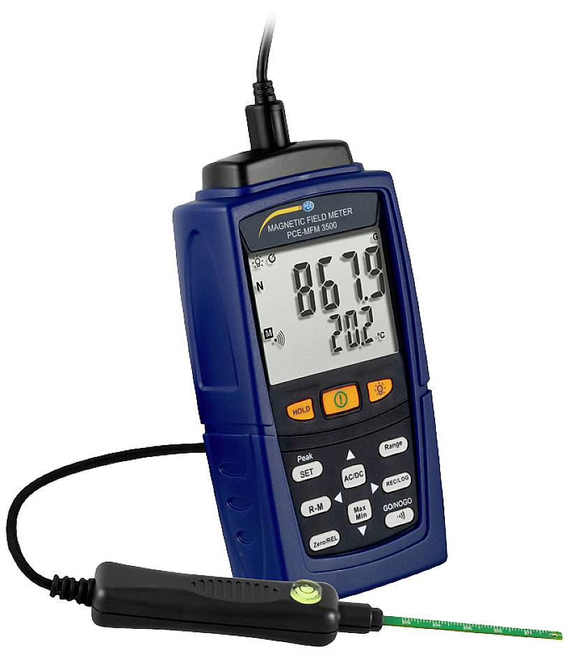 Un appareil de mesure de champ magnétique bleu affiche '0679' et '20.2' sur son écran. Un câble est branché.