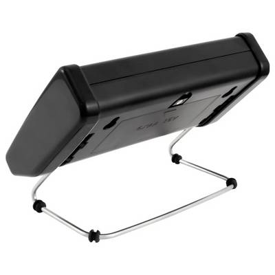 Appareil électronique de table noir incliné sur un support métallique, présenté en vue latérale sur un fond blanc.