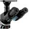 Un microscope binoculaire avec plusieurs objectifs, utilisé pour l'observation et l'analyse scientifique.