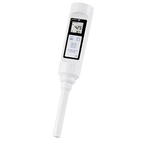 Testeur de liquide numérique portatif blanc avec écran LCD et sonde longue sur un fond uni.