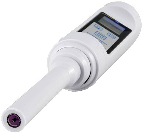 Un dispositif portable pour mesurer le rayonnement des ultraviolets, doté d'un écran et de boutons de commande.