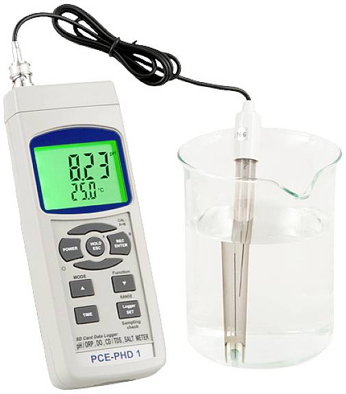 Un pH-mètre avec affichage numérique indique '8,33 pH'. Une sonde est plongée dans un bécher contenant un liquide transparent.