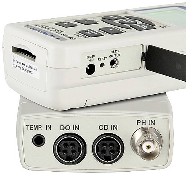 Un appareil de mesure électronique portable doté de plusieurs connexions et ports pour la température, les entrées et sorties numériques.