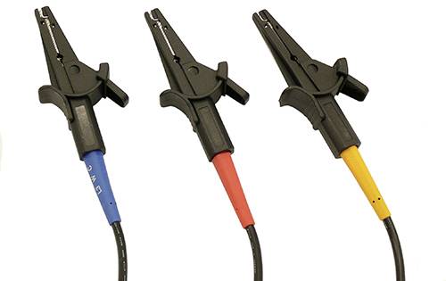 Trois pinces électriques de couleurs : noir, rouge et jaune. Elles ont des poignées isolées et sont fixées à des câbles.