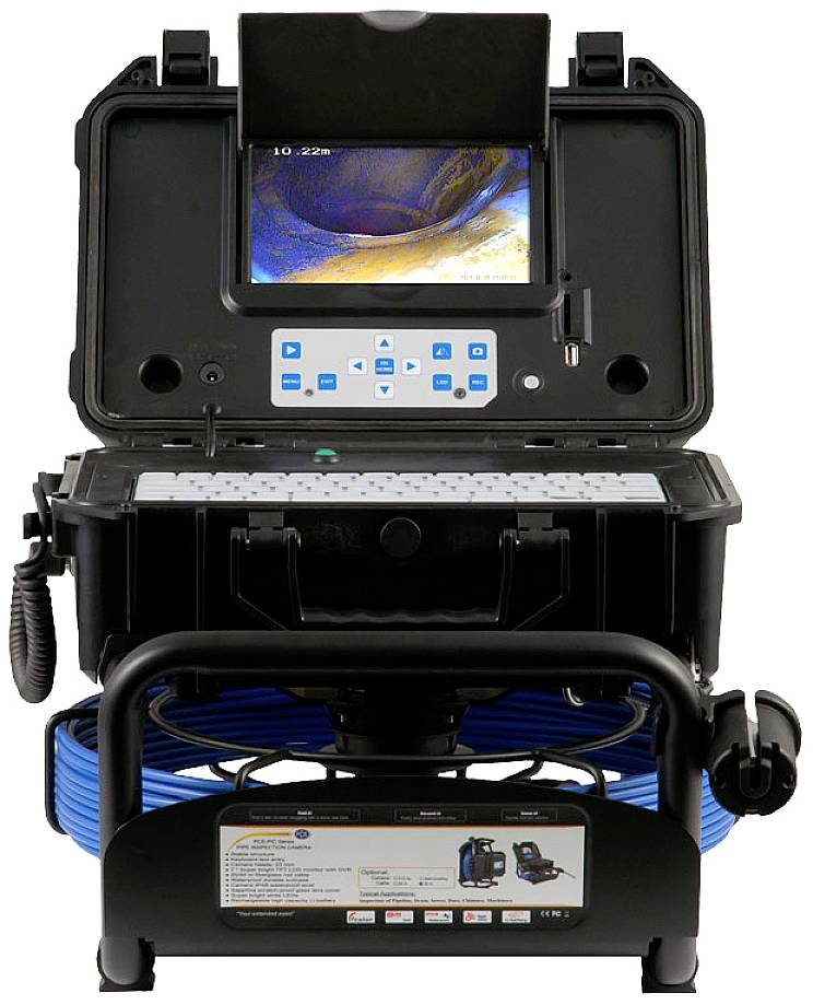 Un système d'inspection portable avec écran et caméra, adapté à l'examen des tuyaux et des espaces étroits, est posé sur un rouleau de câble bleu.