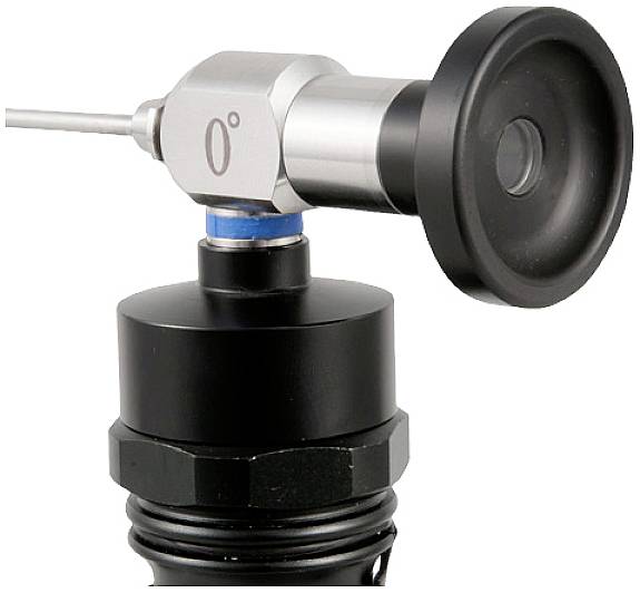 Endoscope à angle fixe, adapté pour les examens médicaux. La vue rapprochée montre les lentilles et le système optique.