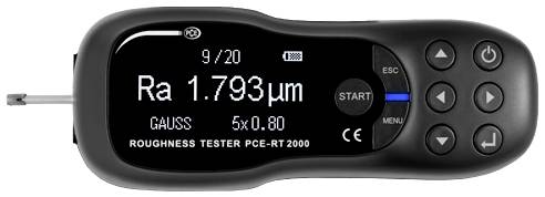 Un rugosimètre PCE-RT 2000 affiche 'Ra 1,793 µm' sur son écran. Il est équipé de plusieurs touches de commande et d'un stylet de mesure.