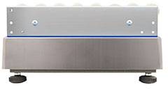 Un grill en métal gris avec une bordure décorative bleue et des éléments lumineux en haut.