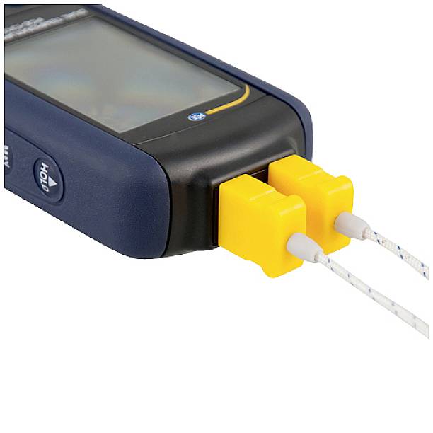 Un thermomètre numérique avec deux sondes jaunes connectées affiche la fonction de mesure de température de l'appareil.