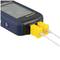 Un thermomètre numérique avec deux sondes jaunes connectées affiche la fonction de mesure de température de l'appareil.