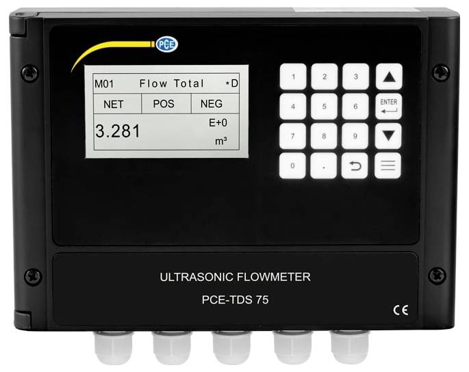 Débitmètre à ultrasons PCE TDS 75 noir avec affichage montrant « Flow Total » et 3.281 m³, clavier numérique et ports de capteur.