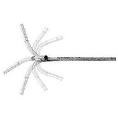 Gros plan d'un connecteur de cathéter médical ou de tube avec plusieurs branches transparentes s'étendant vers l'extérieur à partir d'un concentrateur central sur un fond blanc.