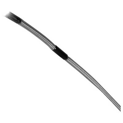 Gros plan d'un câble métallique tressé flexible avec des sections de gaine rétractable noire sur un fond blanc.