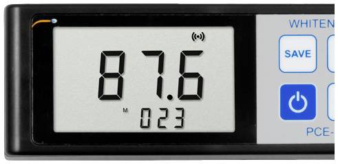 Affichage numérique d'un appareil de mesure avec l'indication '87.6' et un petit nombre '023' en dessous. Des touches sont présentes à droite, dont une portant l'inscription 'SAVE'.