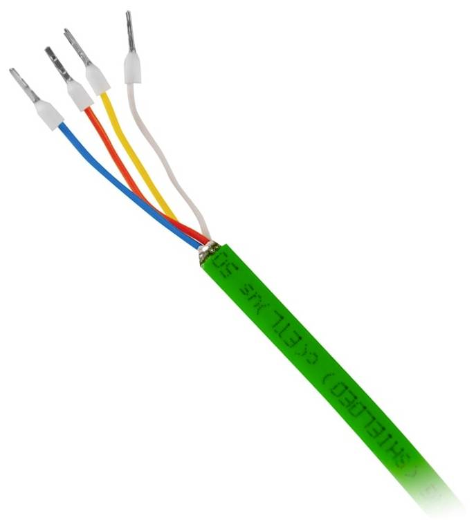Câble électrique vert avec quatre fils dénudés, codés par couleur, exposés à une extrémité sur un fond blanc.