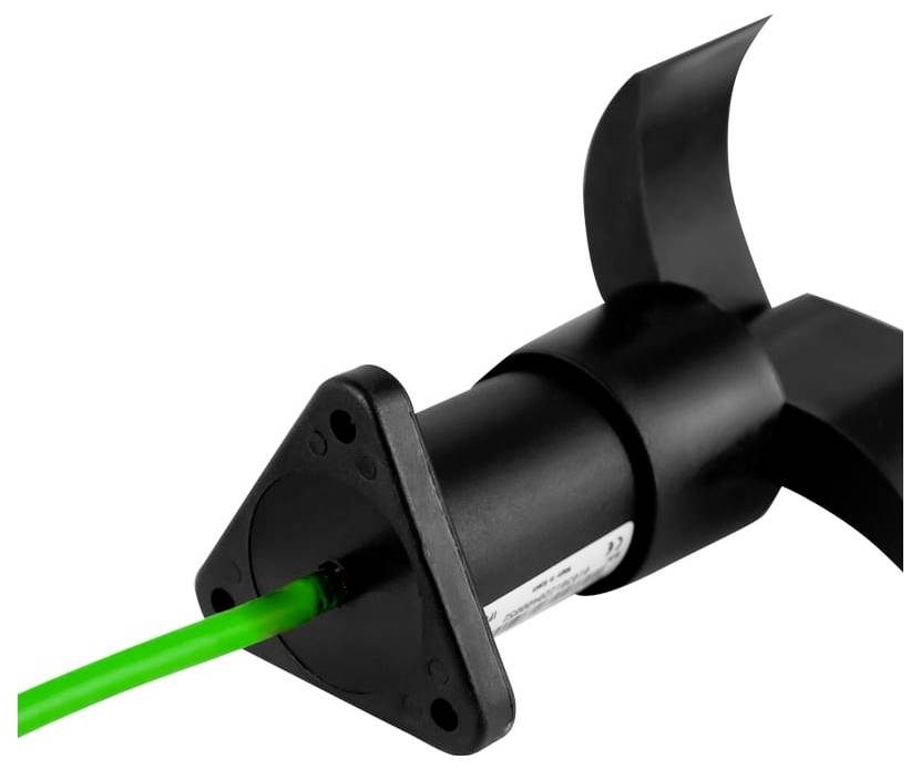 Connecteur de câble à fibre optique noir avec un câble vert vif inséré, présenté en gros plan sur un fond blanc.