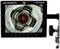 L'image montre un microscope vidéo avec un écran affichant une vue agrandie d'un objet métallique portant des marquages rouges.