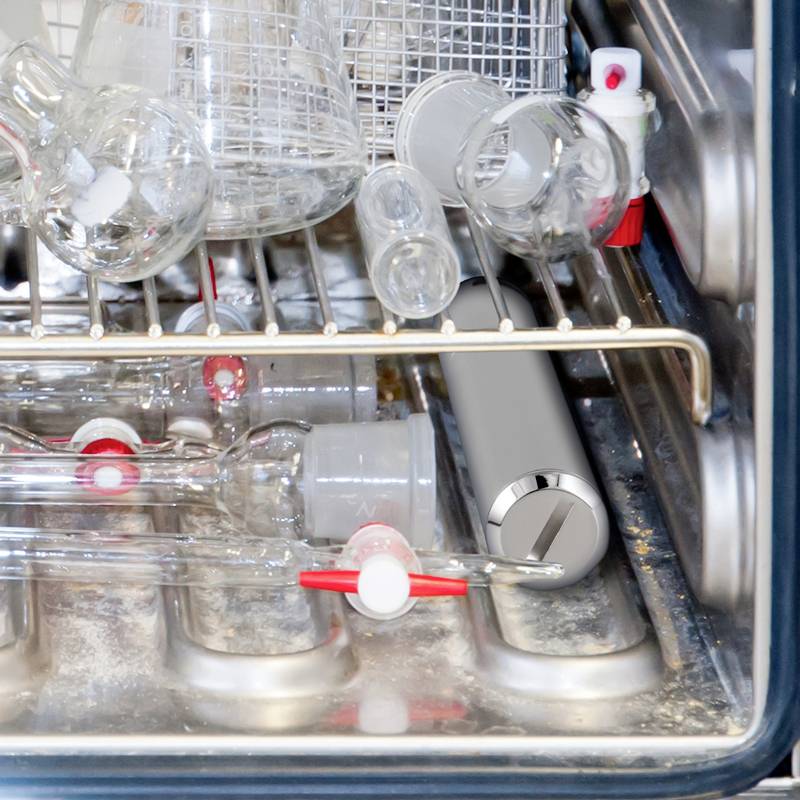 Les équipements de laboratoire en verre sont séchés dans une étuve à température contrôlée, avec un thermomètre sur le côté pour surveiller la température.