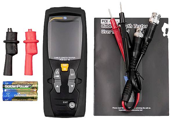 Ensemble testeur de câbles comprenant l'appareil principal, deux batteries, des câbles rouges et noirs, et le mode d'emploi sur fond blanc.