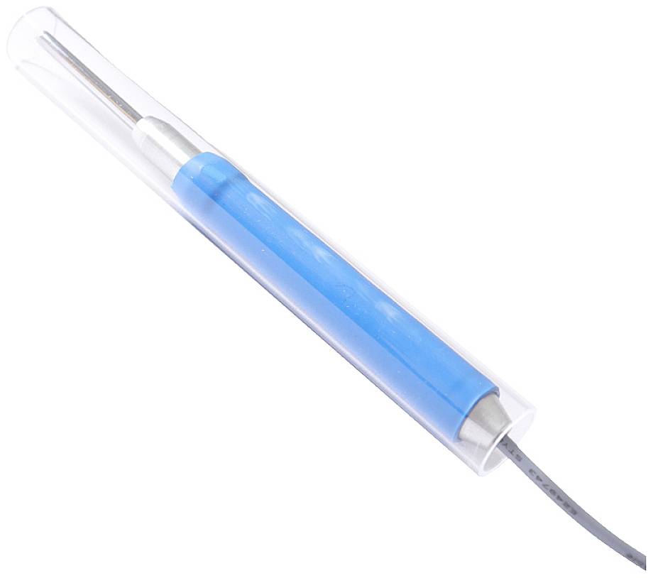 Un fer à souder bleu avec un embout argenté, dans un support transparent et muni d'un câble noir, isolé sur un fond blanc.