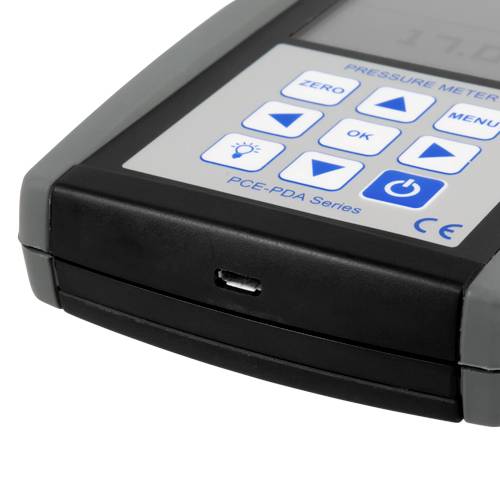 Un appareil de mesure numérique de pression avec un écran et plusieurs touches de commande. Appareil dans un boîtier gris et noir.