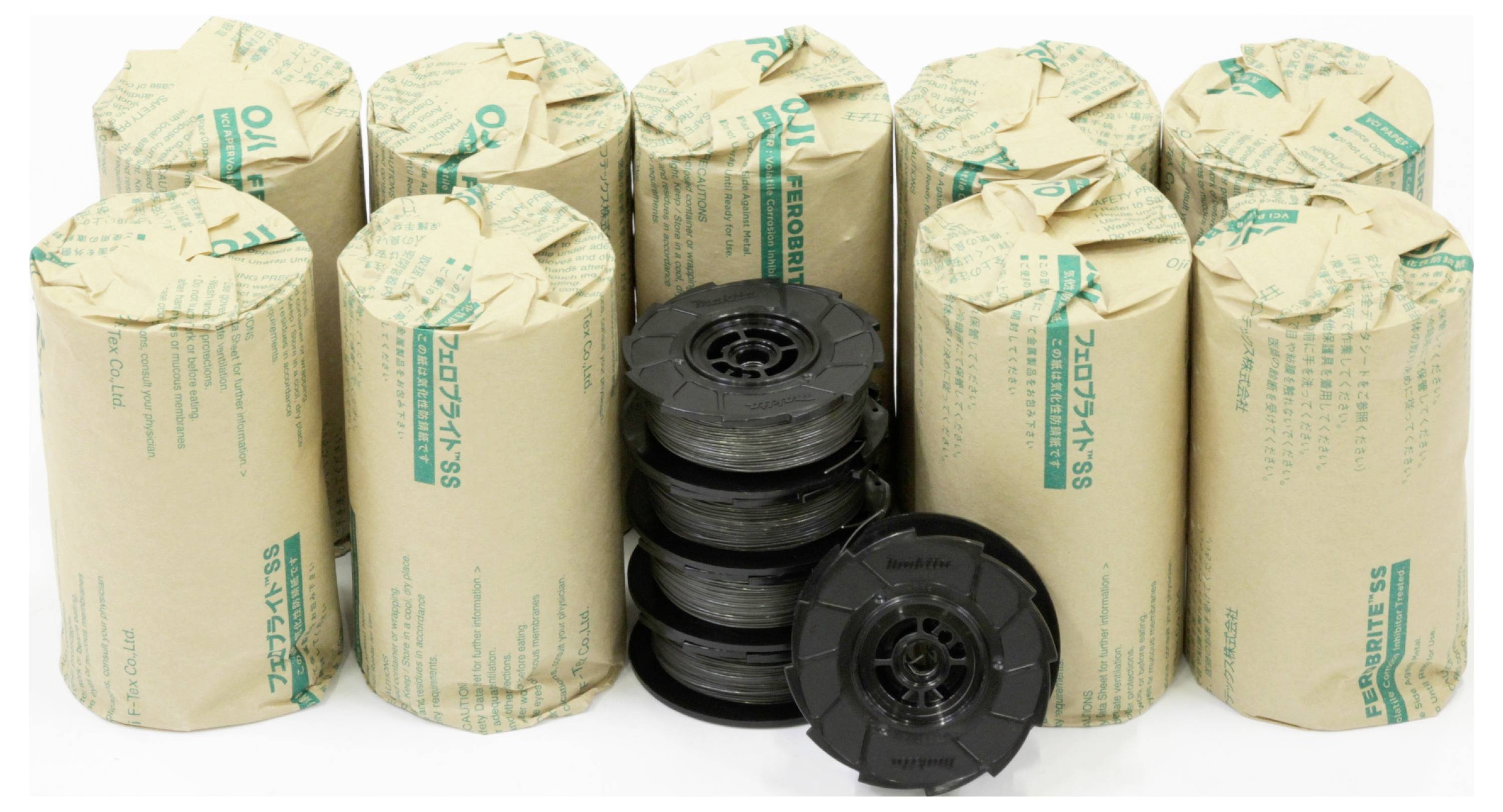 Dix rouleaux de papier et cinq bobines de fil noir en plastique alignés. Les étiquettes et les détails sur les rouleaux sont bien visibles.