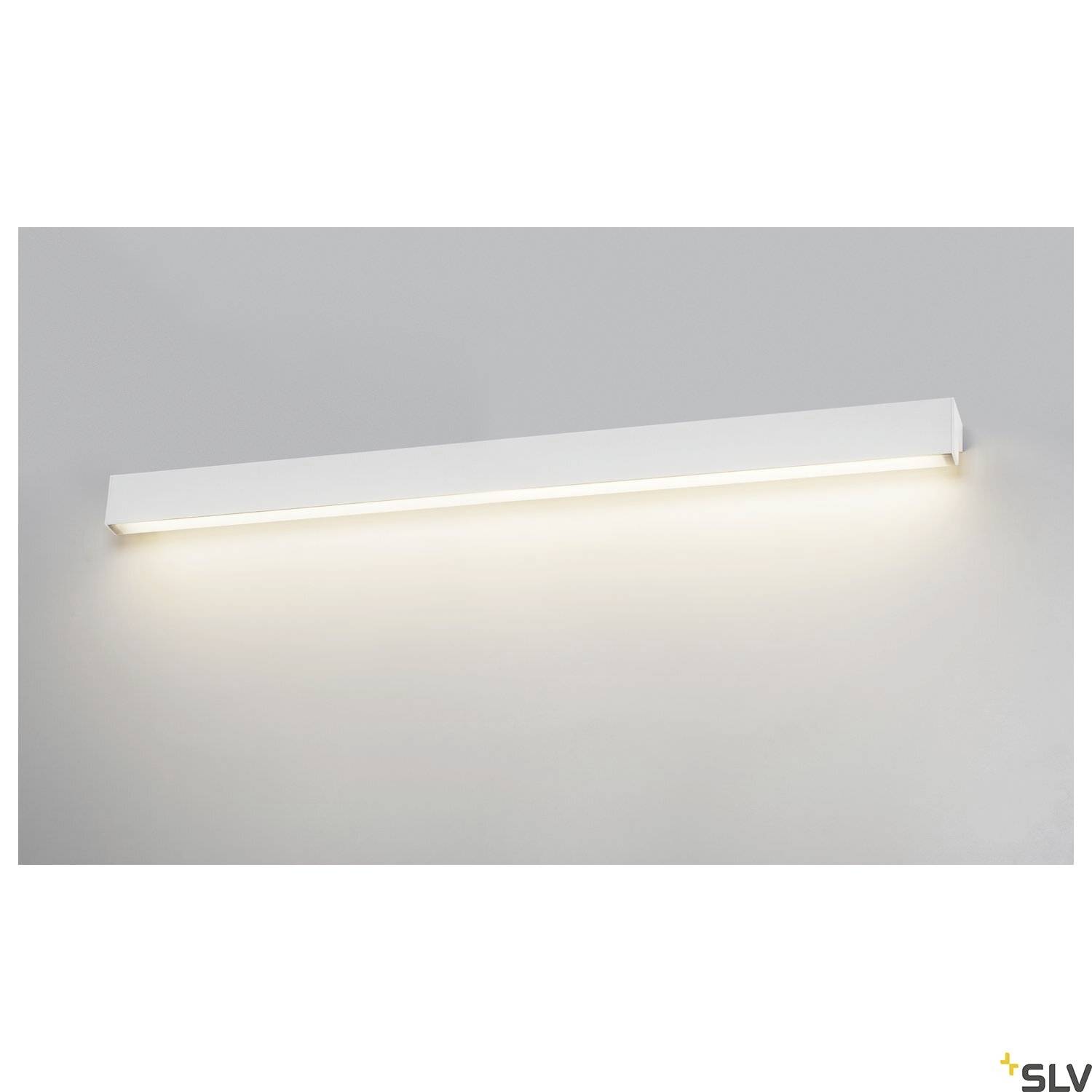 Une lampe murale simple, rectangulaire, émettant une lumière blanc chaud sur un mur gris.