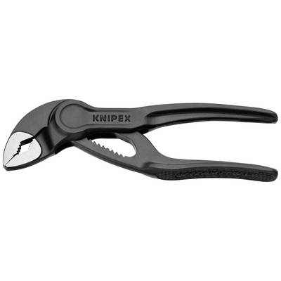 Une pince multiprise KNIPEX noire avec mâchoires crantées, adaptée pour saisir des tuyaux et des vis lors de travaux d'installation.