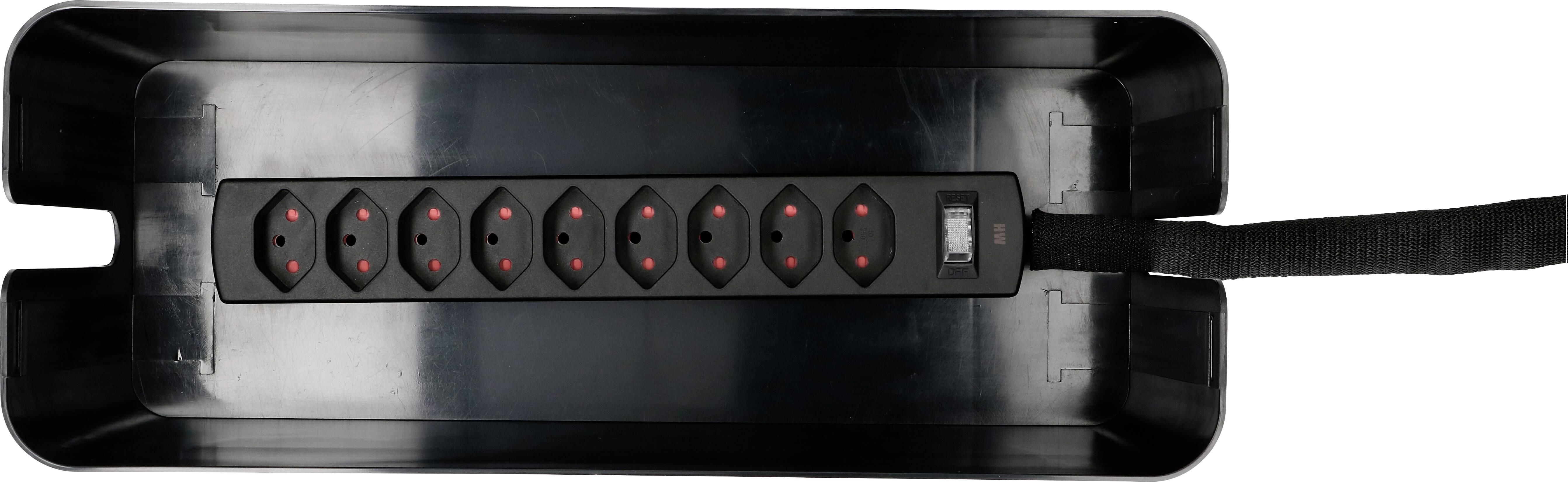Barrette multiprise noire à huit emplacements, avec interrupteurs rouges, montée sur un support noir, pour une distribution électrique organisée.