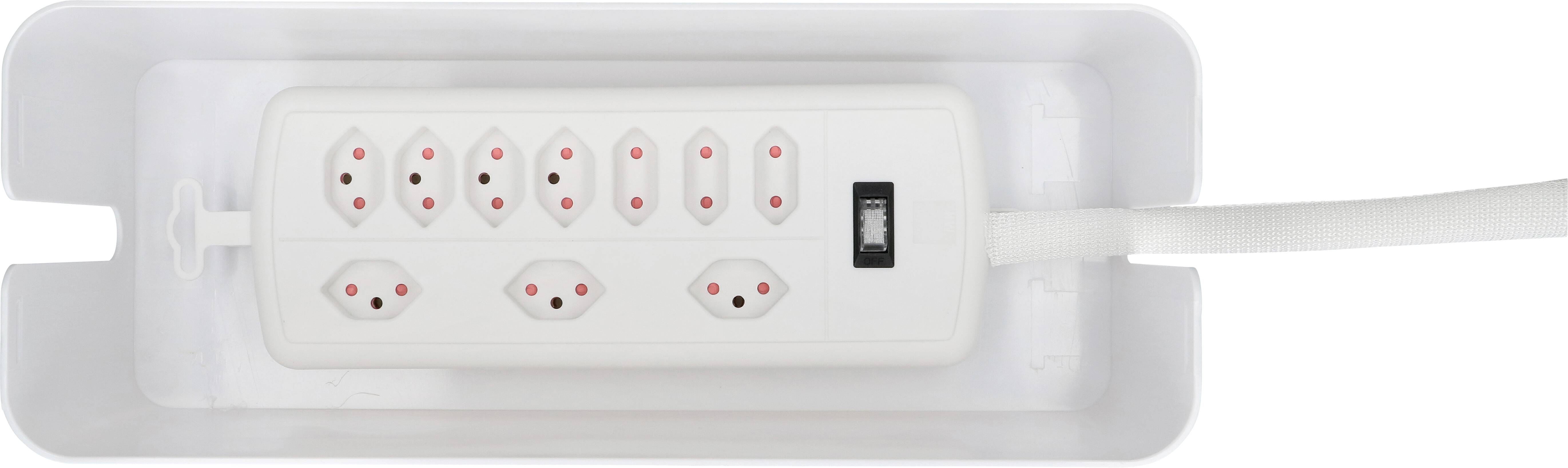 Une multiprise blanche à huit emplacements avec interrupteur lumineux est posée dans un récipient blanc peu profond.