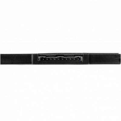 Un connecteur SATA noir avec contact de connexion visible en gros plan.