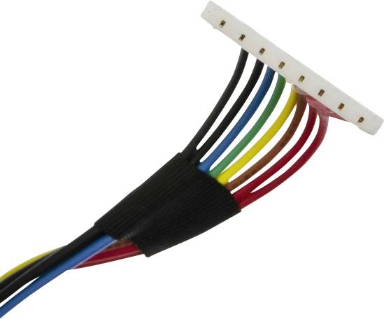 Un faisceau de fils colorés (noir, blanc, bleu, jaune, vert, rouge) se dirige vers un connecteur plat blanc à plusieurs broches.