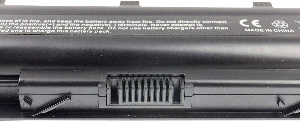 Gros plan sur un pack de batteries avec des avertissements et des indications telles que « Fabriqué en Chine ».